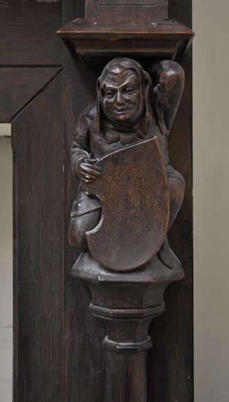 Старинный деревянный камин в неоготическом стиле, украшенный в декоративной манере «трубадур». Старинный деревянный камин в неоготическом стиле, украшенный в декоративной манере «трубадур».-3